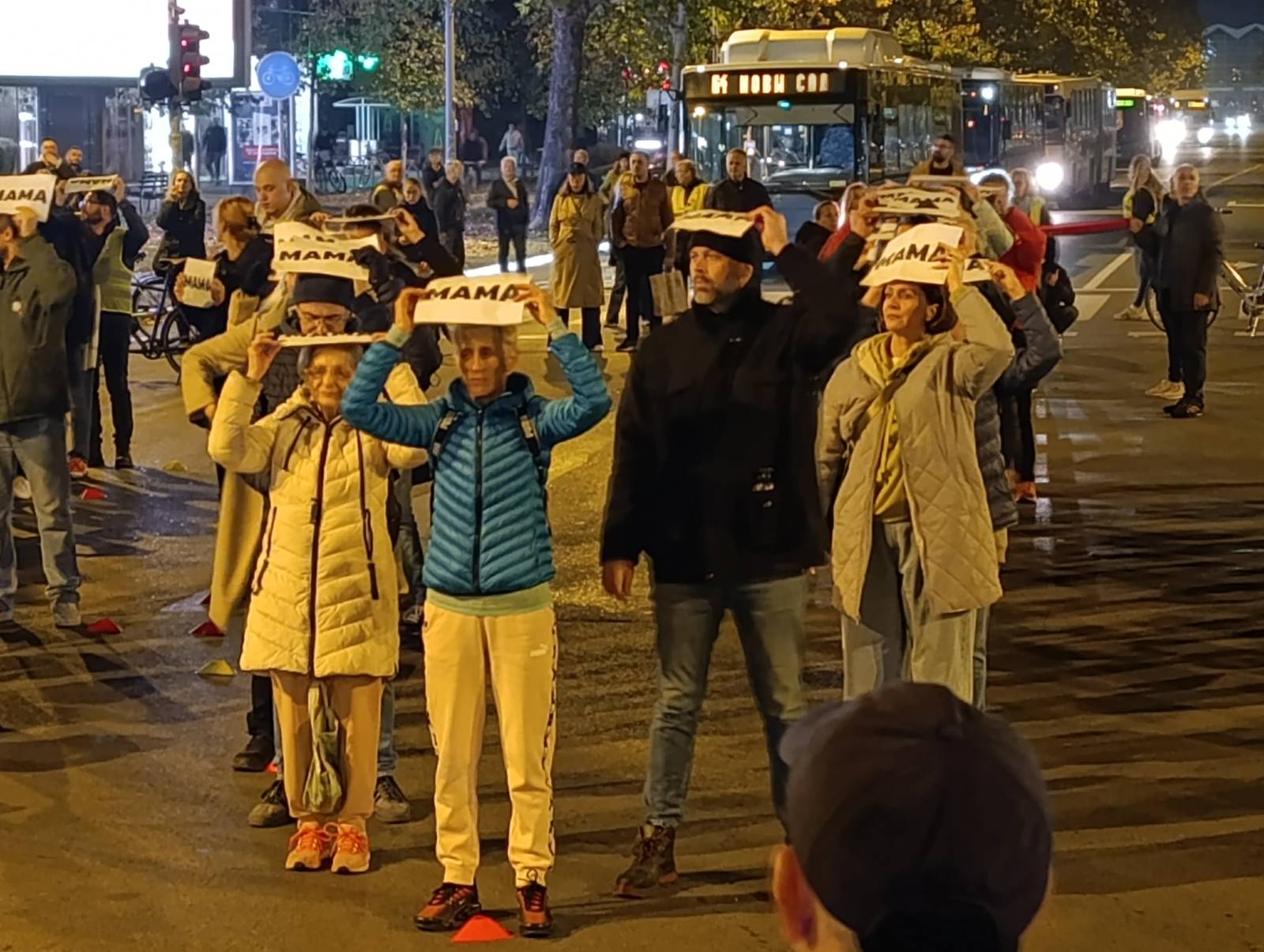 Završen skup SNS-a: Dok Dijana Hrka štrajkuje glađu, u Ćacilendu tezge, pekle se palačinke, pljeskavice, treštala muzika (FOTO,VIDEO) 5 Završen skup SNS-a: Dok Dijana Hrka štrajkuje glađu, u Ćacilendu tezge, pekle se palačinke, pljeskavice, treštala muzika (FOTO,VIDEO) 5