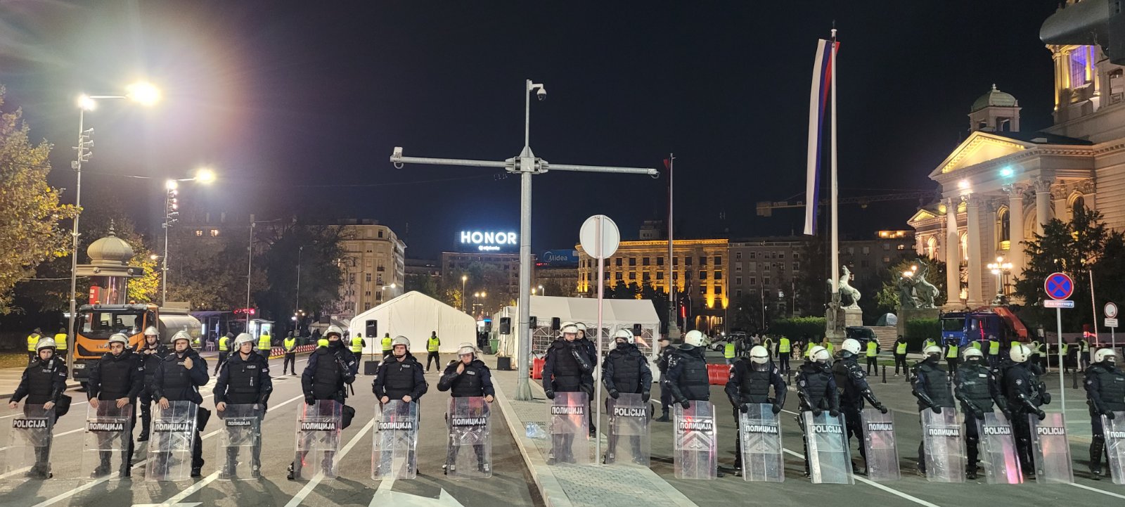 Završen skup SNS-a: Dok Dijana Hrka štrajkuje glađu, u Ćacilendu tezge, pekle se palačinke, pljeskavice, treštala muzika (FOTO,VIDEO) 3 Završen skup SNS-a: Dok Dijana Hrka štrajkuje glađu, u Ćacilendu tezge, pekle se palačinke, pljeskavice, treštala muzika (FOTO,VIDEO) 3