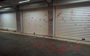 Članica Građanskog pokreta Bravo Sandra Adam, članica Zborova Novog Sada Ana Obradović Pantelić i Novosađanin Robert Silberholc zadržani su noćas u policiji, nakon što su privedeni ispred prostorija Srpske napredne stranke u Novom Sadu.