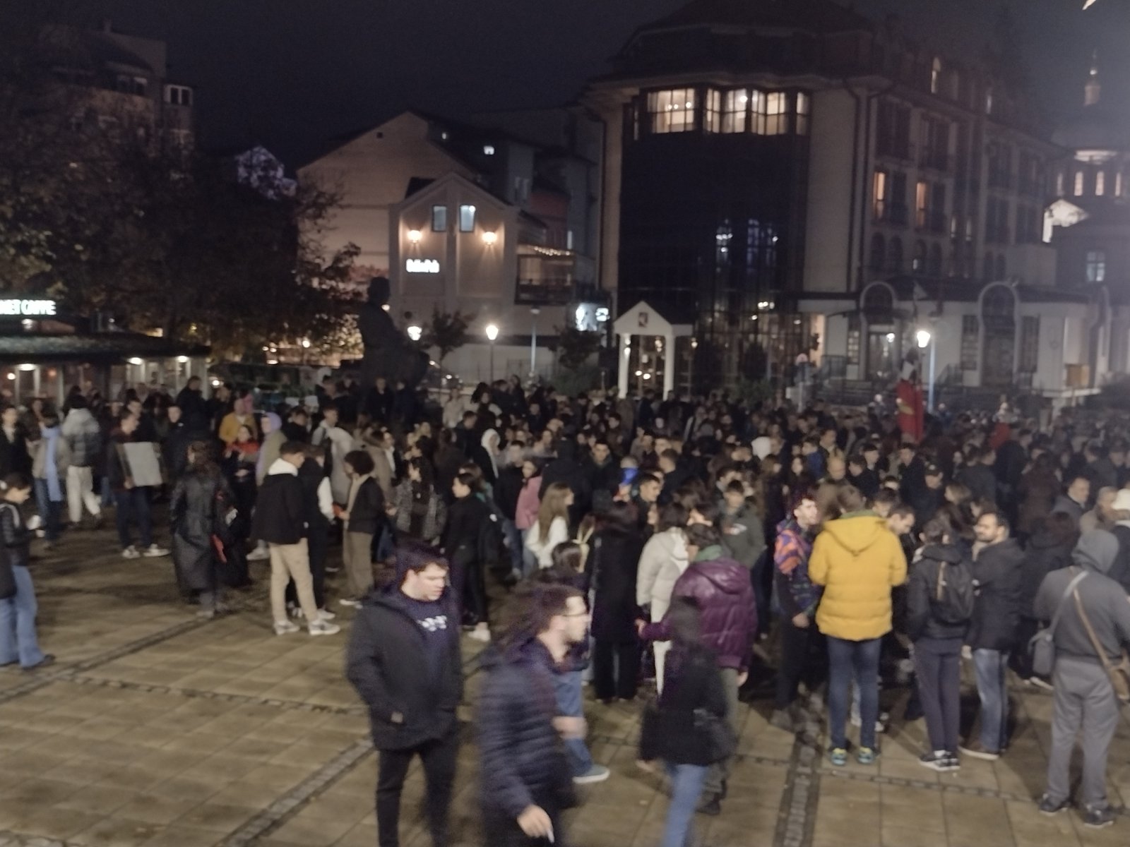 Dijana Hrka šesti dan štrajkuje glađu: Srednjoškolci i studenti se ne odvajaju od nje, stigli i poljoprivrednici, a podršku pružaju i prosvetni radnici (VIDEO, FOTO) 5