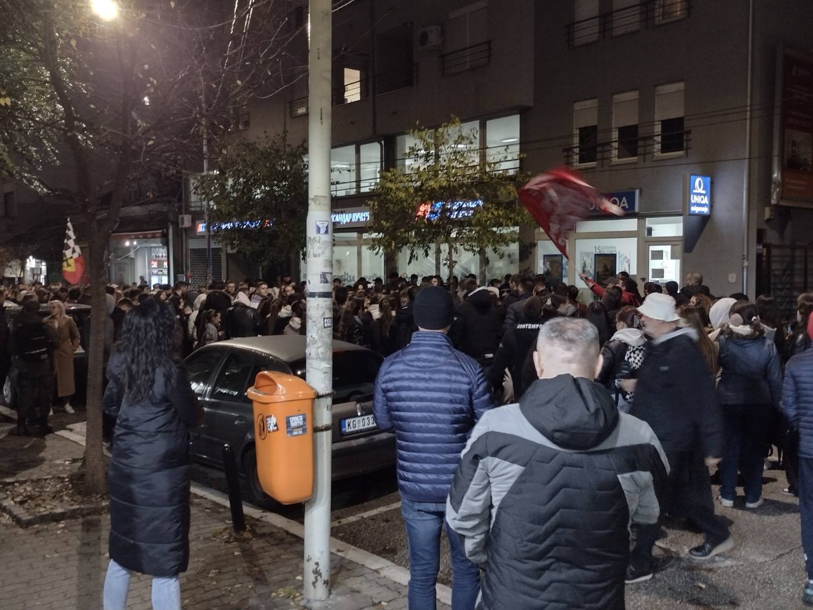 Dijana Hrka šesti dan štrajkuje glađu: Srednjoškolci i studenti se ne odvajaju od nje, stigli i poljoprivrednici, a podršku pružaju i prosvetni radnici (VIDEO, FOTO) 4