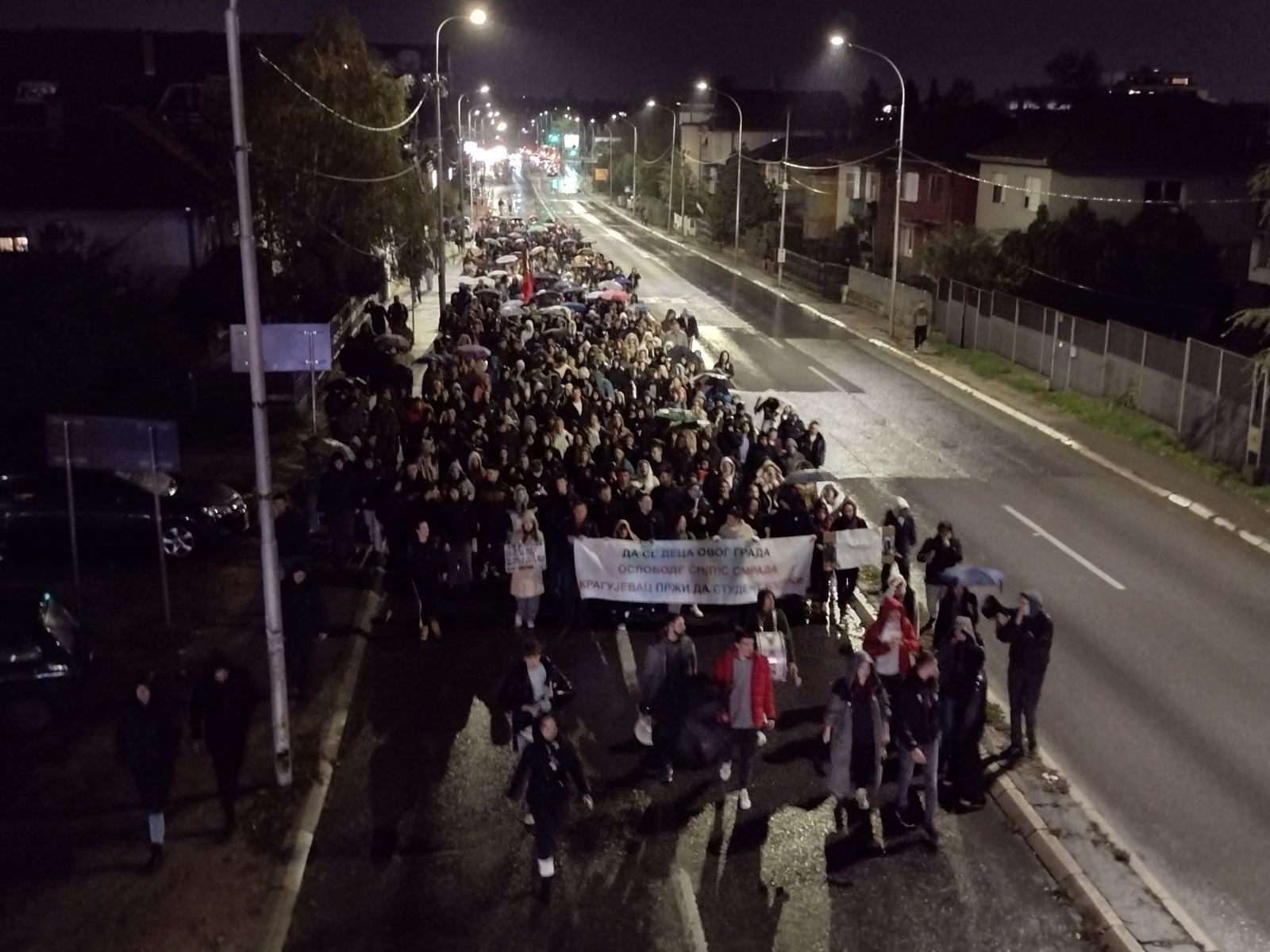 Dijana Hrka šesti dan štrajkuje glađu: Srednjoškolci i studenti se ne odvajaju od nje, stigli i poljoprivrednici, a podršku pružaju i prosvetni radnici (VIDEO, FOTO) 3