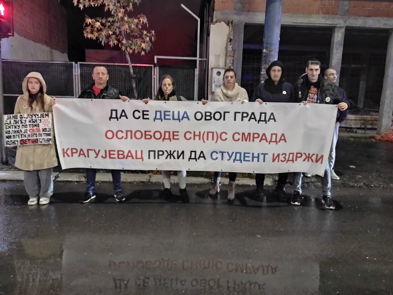 Dijana Hrka šesti dan štrajkuje glađu: Srednjoškolci i studenti se ne odvajaju od nje, stigli i poljoprivrednici, a podršku pružaju i prosvetni radnici (VIDEO, FOTO) 2