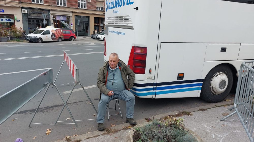 Srđan Milivojević lisicama se vezao za Jaćimovićev autobus: "Želim da sprečim dalje maltretiranje ovog čoveka" 38