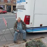 Srđan Milivojević lisicama se vezao za Jaćimovićev autobus: "Želim da sprečim dalje maltretiranje ovog čoveka" 8