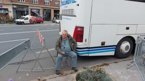 Srđan Milivojević lisicama se vezao za Jaćimovićev autobus: "Želim da sprečim dalje maltretiranje ovog čoveka" 1
