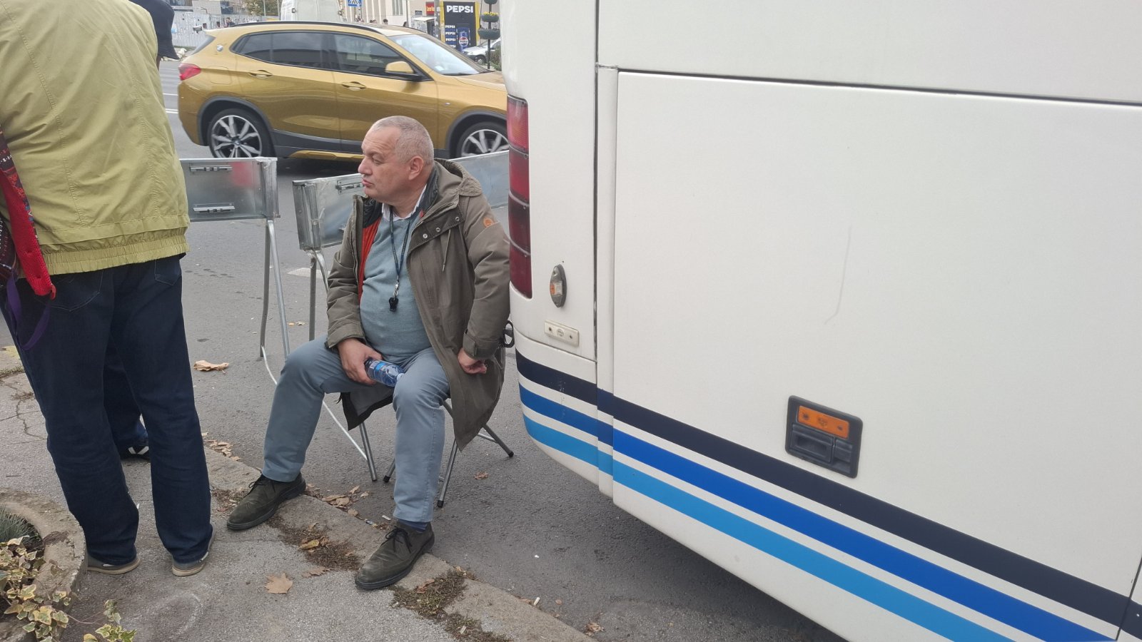 Milomiru Jaćimoviću pozlilo, njegov sin poručio da će ponovo stupiti u štrajk glađu ako im policija oduzme autobus 2