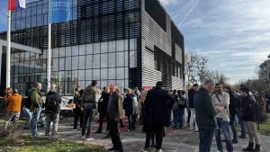 Kako je saopštio Slobodan univerzitet, 7 članova Univerziteta je glasalo za smenu rektora Dejana Madića, 11 je bilo protiv, jedan glas je bio uzdržan, a jedan nevažeći. Tako je Madić ostao na funkciji rektora. Godinu dana otkad je prvi put iznet zahtev za smenu rektora, danas se o tom predlogu odlučivalo na sednici koja je počela u Rektoratu Univerziteta u Novom Sadu.