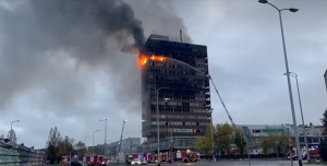 Sinoć oko 23 časa izbio je požar u Vjesnikovom neboderu na Slavonskoj aveniji u Zagrebu, prenosi Index.