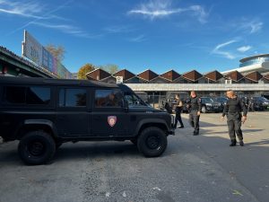 U dvorištu Novosadskog sajma parkirano je više vozila žandarmerije i policije, javlja N1.