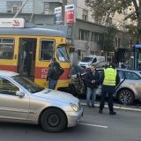 Sudar tramvaja i automobila u Bulevaru kralja Aleksandra, vozač ostao zaglavljen u vozilu 3