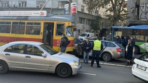 Sudar tramvaja i automobila u Bulevaru kralja Aleksandra, vozač ostao zaglavljen u vozilu 1