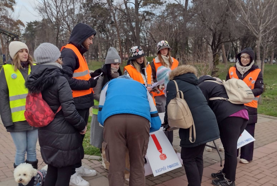 Ko tebe pecivom, ti njega čokoladicom: Reporter Danasa na studentskom štandu u Kragujevcu 4