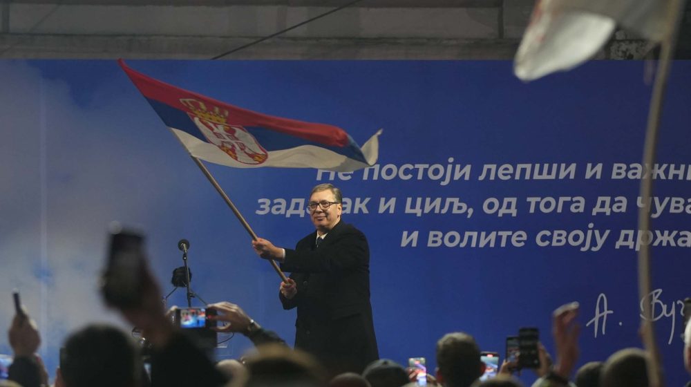 Mediji: Zastava na mitingu duga pola kilometra, utrošeno 10 kilometara konca, skoro pola tone boje 9