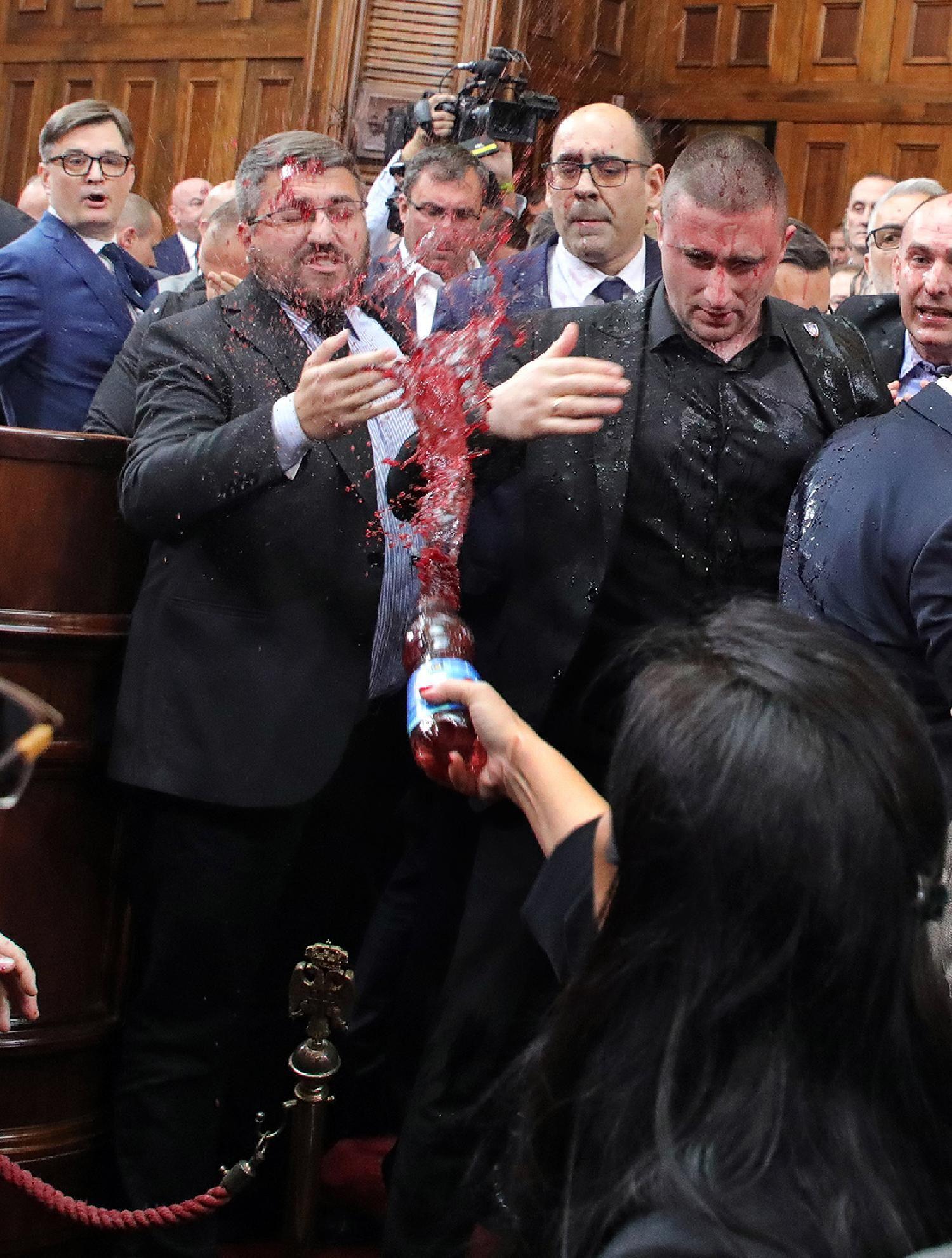 'Kobre' u odbrani u Novom Sadu, studenti Savo i Nadija: Najbolje fotografije u Srbiji za 2025. 5 polivanje crvenom fabrom u skupštini srbije