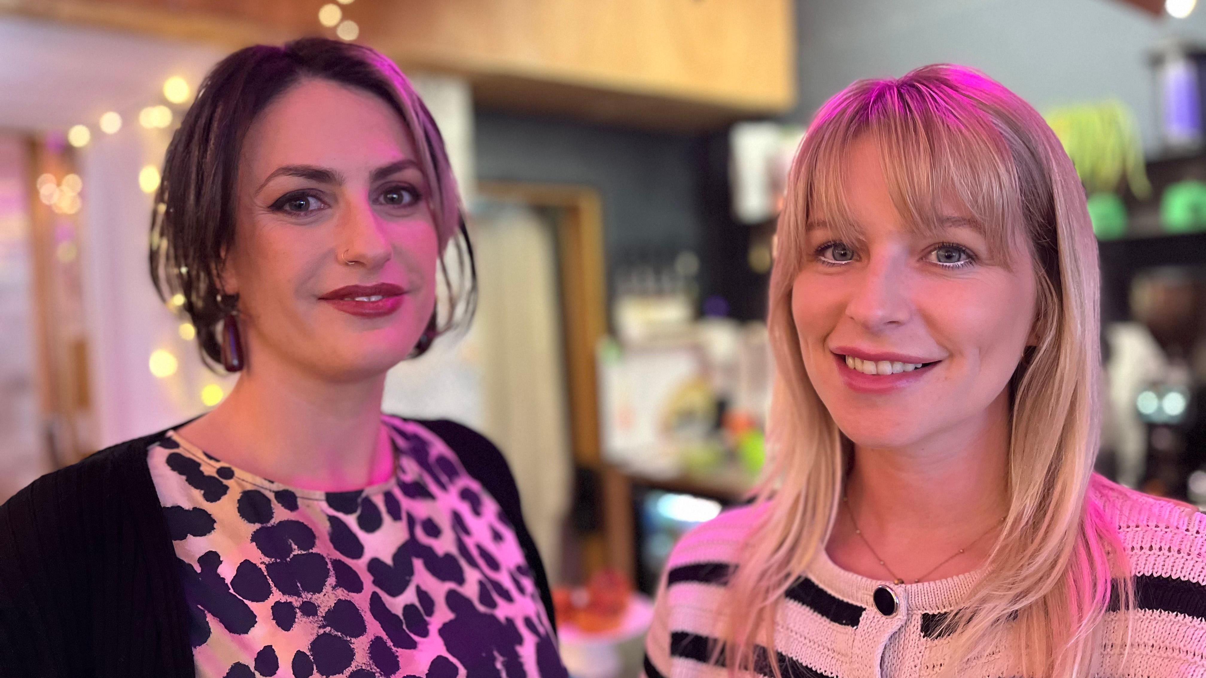 Domino dama pokrenula tehnološku kompaniju za borbu protiv osvetničke pornografije 4 Madlen Tomas i Džes Dejvis u kafiću osmehuju se gledajući u kameru