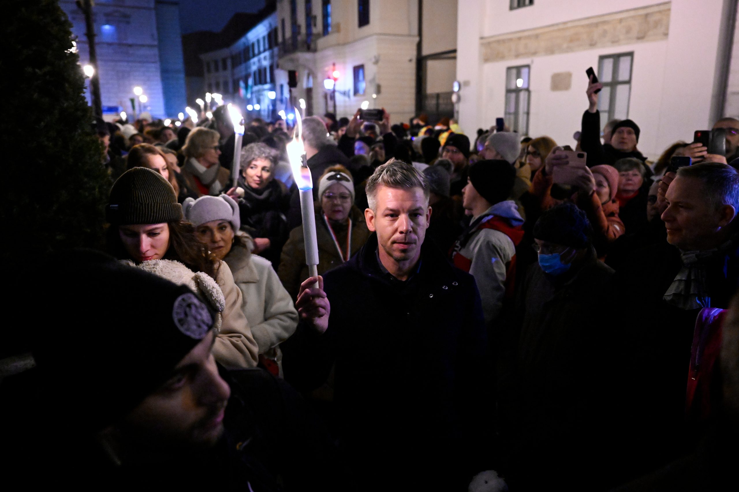 Orbanov rival predvodio proteste zbog zlostavljanja dece u institucijama za maloletnike 2 Orbanov rival predvodio proteste zbog zlostavljanja dece u institucijama za maloletnike 2
