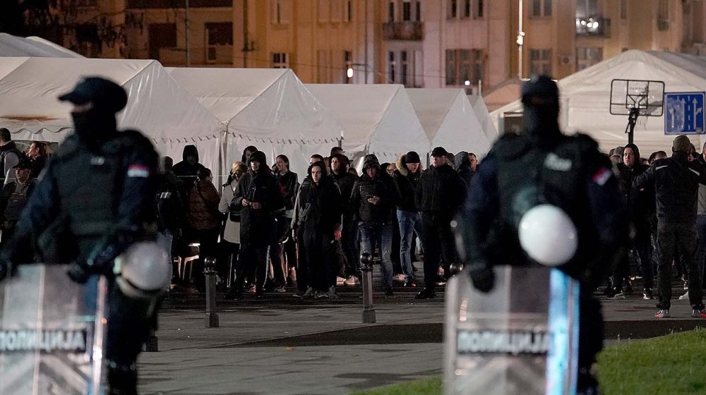 Pristalice vlasti okupljaju se u Ćacilendu pred šetnju studenata do Predsedništva 7
