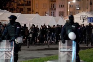 Pristalice vlasti okupljaju se u Ćacilendu pred šetnju studenata do Predsedništva 18