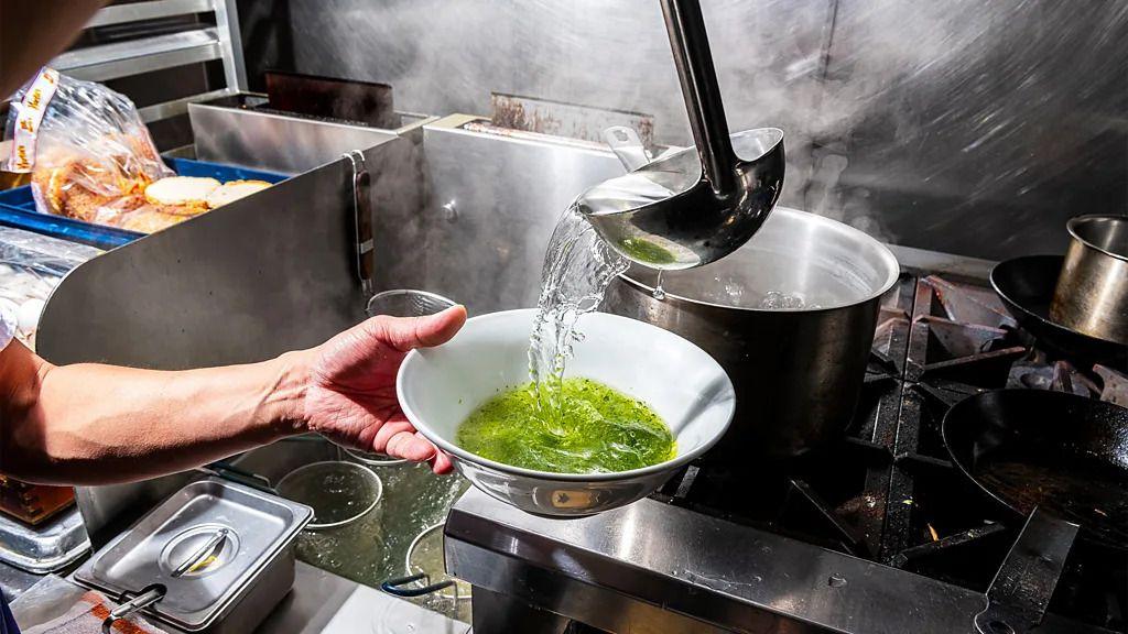 Može li hrana da utiče na klimatske promene 3 Žena priprema hranu od morske trave