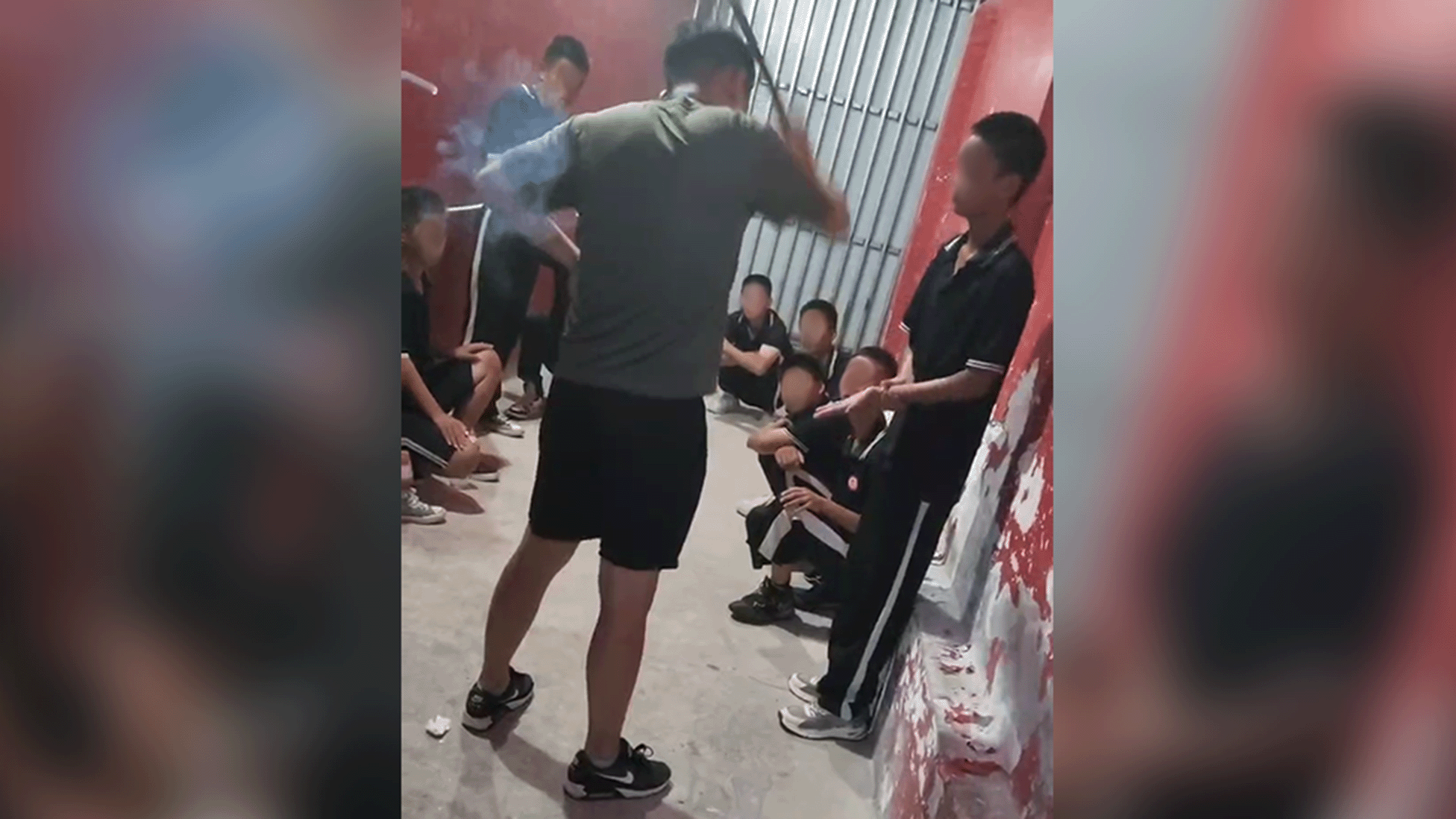 Kineske škole u kojima 'popravljaju' buntovne tinejdžere: BBC istraga 6 Snimak koji je dobio BBC, napravljen u jednoj od škola Li Ženga, prikazuje instruktora kako udara učenika po ruci.