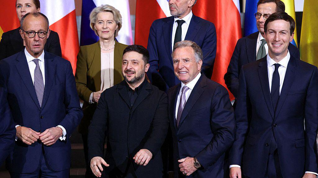 Mirovni pregovori o Ukrajini: Ključna pitanja bez odgovora 1 vladimir zelenski i delegacija SAD i Evrope