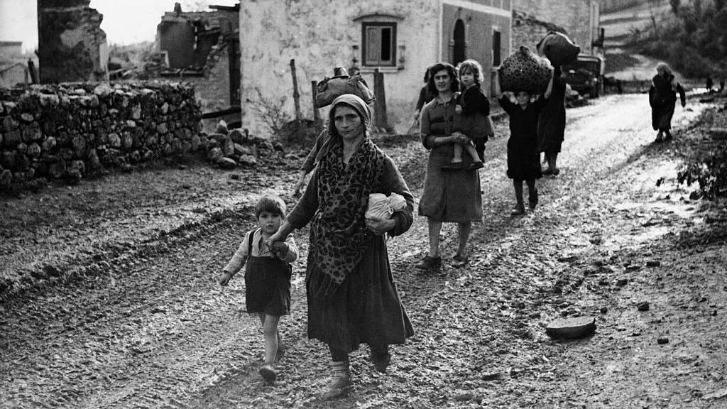 Od gladi do nade: 'Voz sreće' koji je doneo novi život za 70.000 italijanske dece 4 Žene vode decu