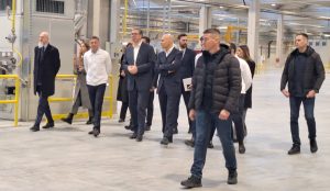 Predsednik Srbije Aleksandar Vučić boravi u trodnevnoj poseti Nišu, a prema oceni naših sagovornika, reč je o poseti osmišljenoj da podigne rejting predsednika i stranke u gradu u kojem vlast gubi podršku.