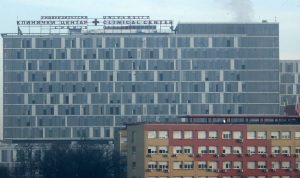 Studenti Medicinskog fakulteta očistili prilaze klinikama UKC: "Gospodi direktorima poručujemo da uživaju, neće još dugo" 1