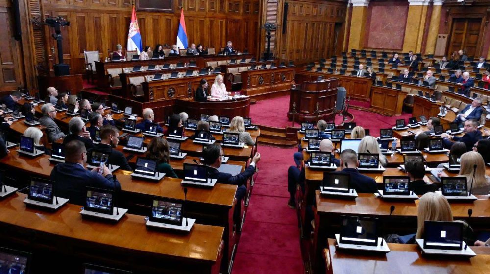 Petoro sudija Ustavnog suda Srbije u parlamentu položilo zakletvu, Brnabić im čestitala 10