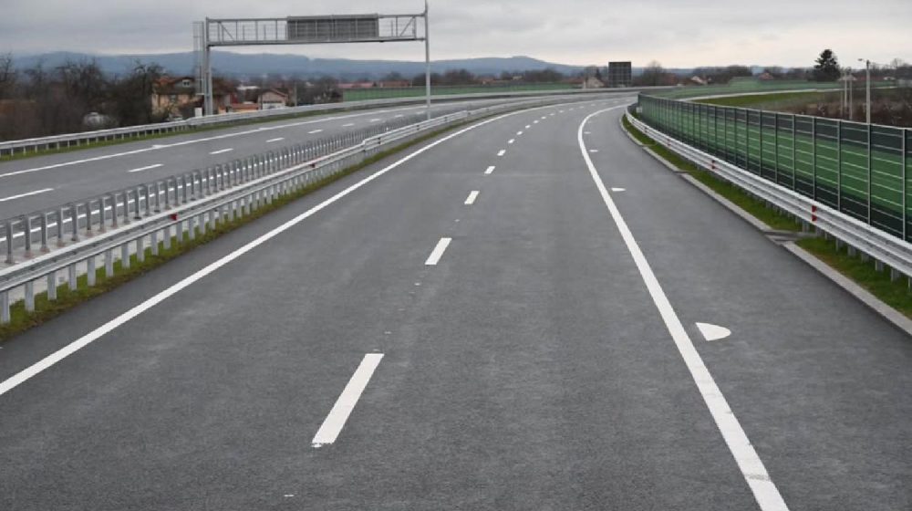 Kamio sleteo sa kolovoza, zatvorena traka auto-puta 7