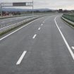 Kamion sleteo sa kolovoza, zatvorena traka auto-puta 11