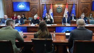 Predsednik Vlade Republike Srbije prof. dr Đuro Macut razgovarao je danas sa predstavnicima mlekara i trgovinskih lanaca o prevazilaženju eventualnih posledica krize proizvodnje mleka na evropskom tržištu, po srpsko tržište, saopštila je pres služba Vlade Srbije.