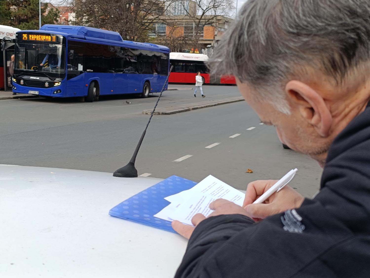 UŽIVO Studenti u akciji skupljanja potpisa za izbore: Odziv građana prevazišao očekivanja studenata, potpise dali i članovi SPS-a (FOTO/VIDEO) 8