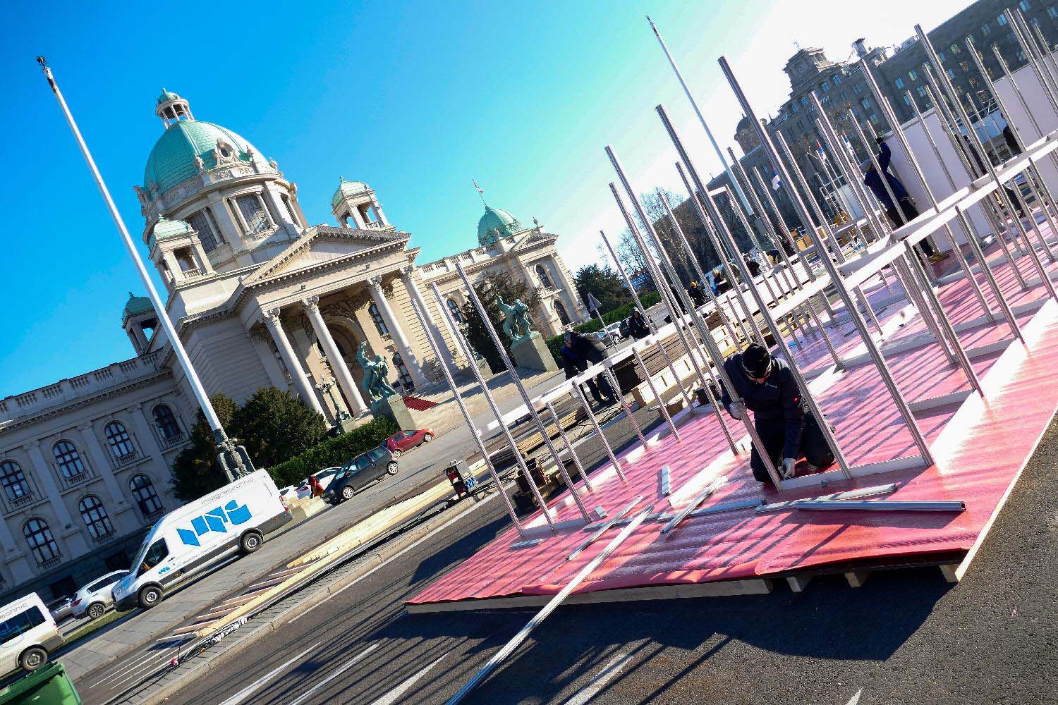 Uklonjeni šatori ispred Narodne skupštine, radnici postavljaju montažne objekte za Novu godinu (FOTO) 2