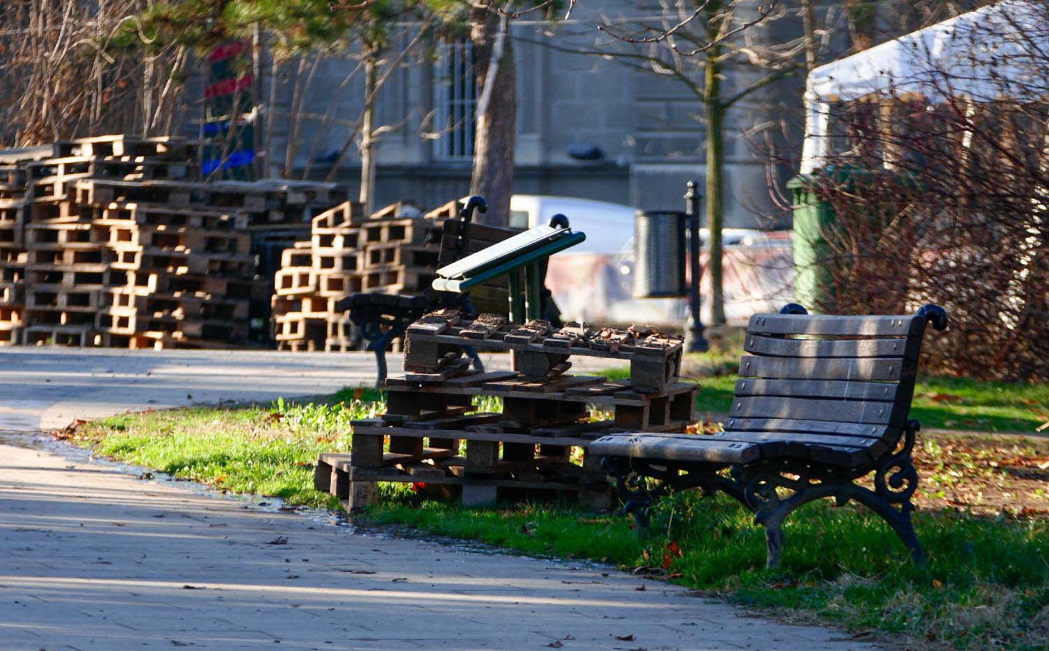 Uklonjeni šatori ispred Narodne skupštine, radnici postavljaju montažne objekte za Novu godinu (FOTO) 3