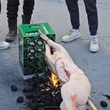 SSP: Pečenjem praseta na trgu aktivisti SNS vređali verska osećanja pripadnika muslimanske veroispovesti (VIDEO) 5