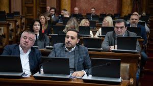 Predsednica Skupštine Srbije Ana Brnabić zakazala je za utorak, 16. decembar, novu sednicu parlamenta na čijem dnevnom redu će, između ostalog, biti i rasprava o listi kandidata za sudije Ustavnog suda Srbije, saopšteno je danas.Kako se navodi u saopštenju, na dnevnom redu će biti reči o listi kandidata za sudije Ustavnog suda Srbije koju je podneo predsednik Srbije, kao i o listi kandidata koju je podnela Ana Brnabić, a poslanici će raspravljati i o Predlogu izmena Zakona o državnim službenicima, na predlog Vlade.