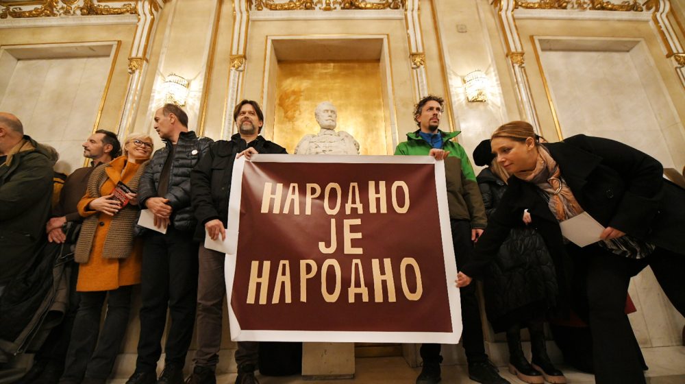 Glumci nastavljaju sa protestima na sceni - večeras ovacije ekipi predstave "Bela kafa" i transparentu "Narodno je narodno" (VIDEO) 9