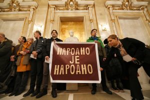 Glumci nastavljaju sa protestima na sceni - večeras ovacije ekipi predstave "Bela kafa" i transparentu "Narodno je narodno" (VIDEO) 1 Glumci nastavljaju sa protestima na sceni - večeras ovacije ekipi predstave "Bela kafa" i transparentu "Narodno je narodno" (VIDEO) 1