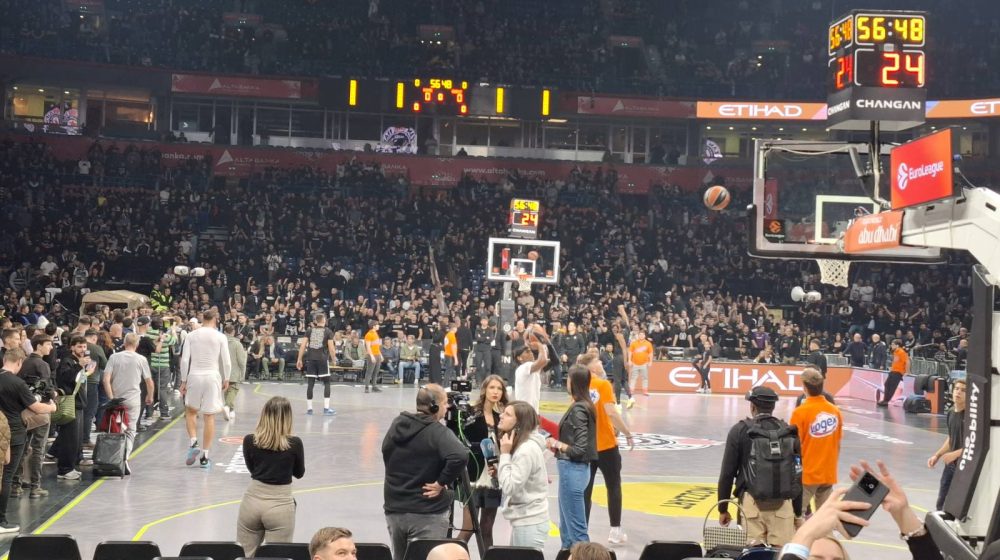 Uzivo: Arena se puni, pocela navijačka prepucavanja zbog Vučića 8