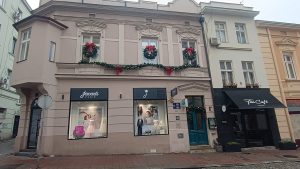 Novogodišnja prodajna izložba „Umetnost na dar“ 2025 u Galeriji Green Door 10 umetnost na dar