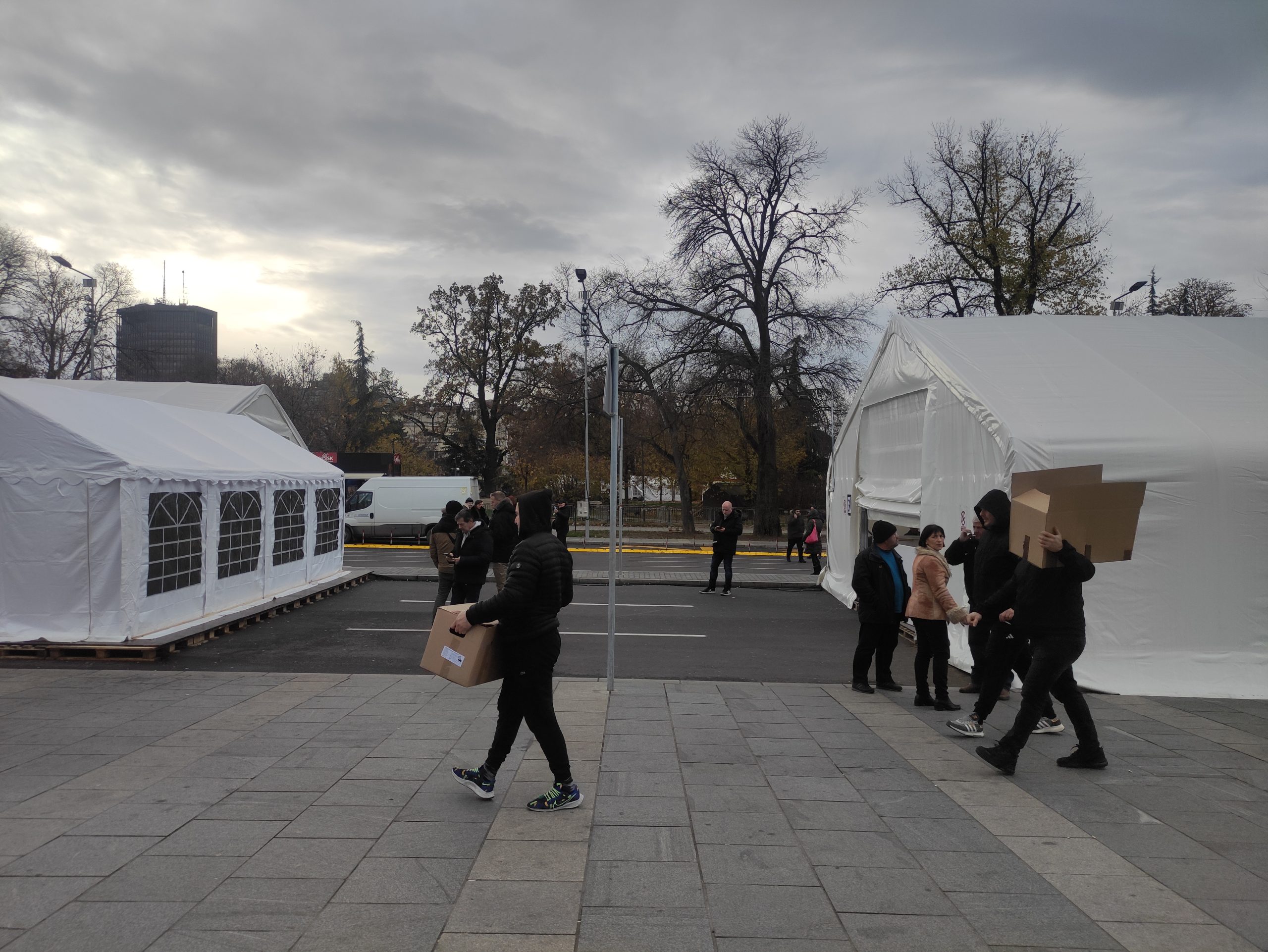 Reporterke Danasa u Ćacilendu bez akreditacije: Razgovor s policajcem se neće dopasti ljudima iz šatora (VIDEO) 2