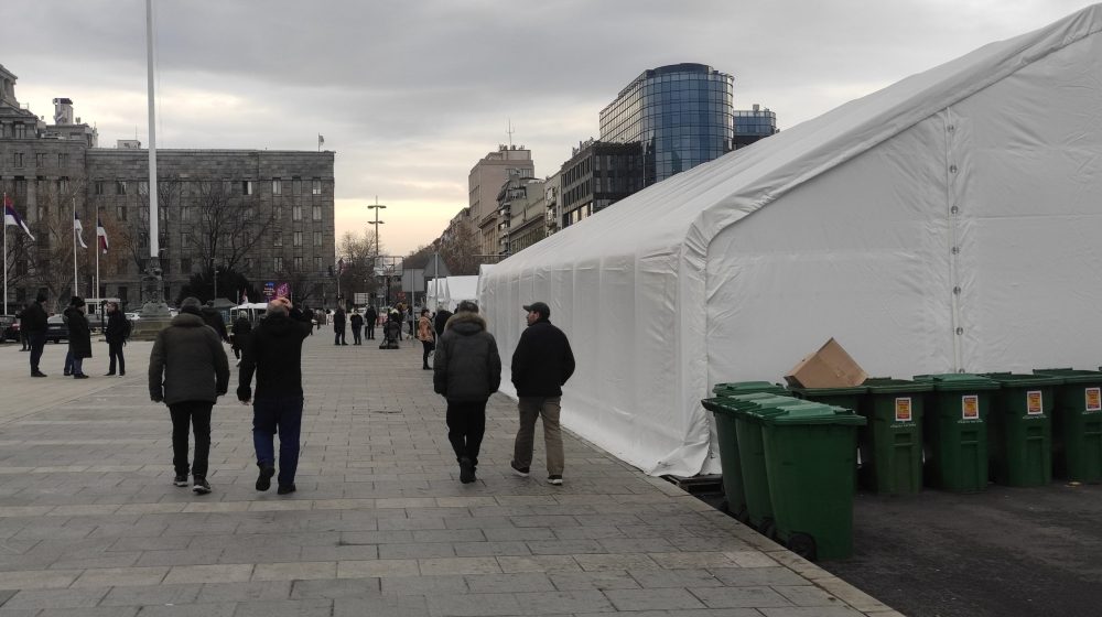 Reporterke Danasa u Ćacilendu bez akreditacije: Razgovor s policajcem se neće dopasti ljudima iz šatora (VIDEO) 1