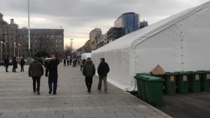 Reporterke Danasa u Ćacilendu bez akreditacije: Razgovor s policajcem se neće dopasti ljudima iz šatora (VIDEO) 20