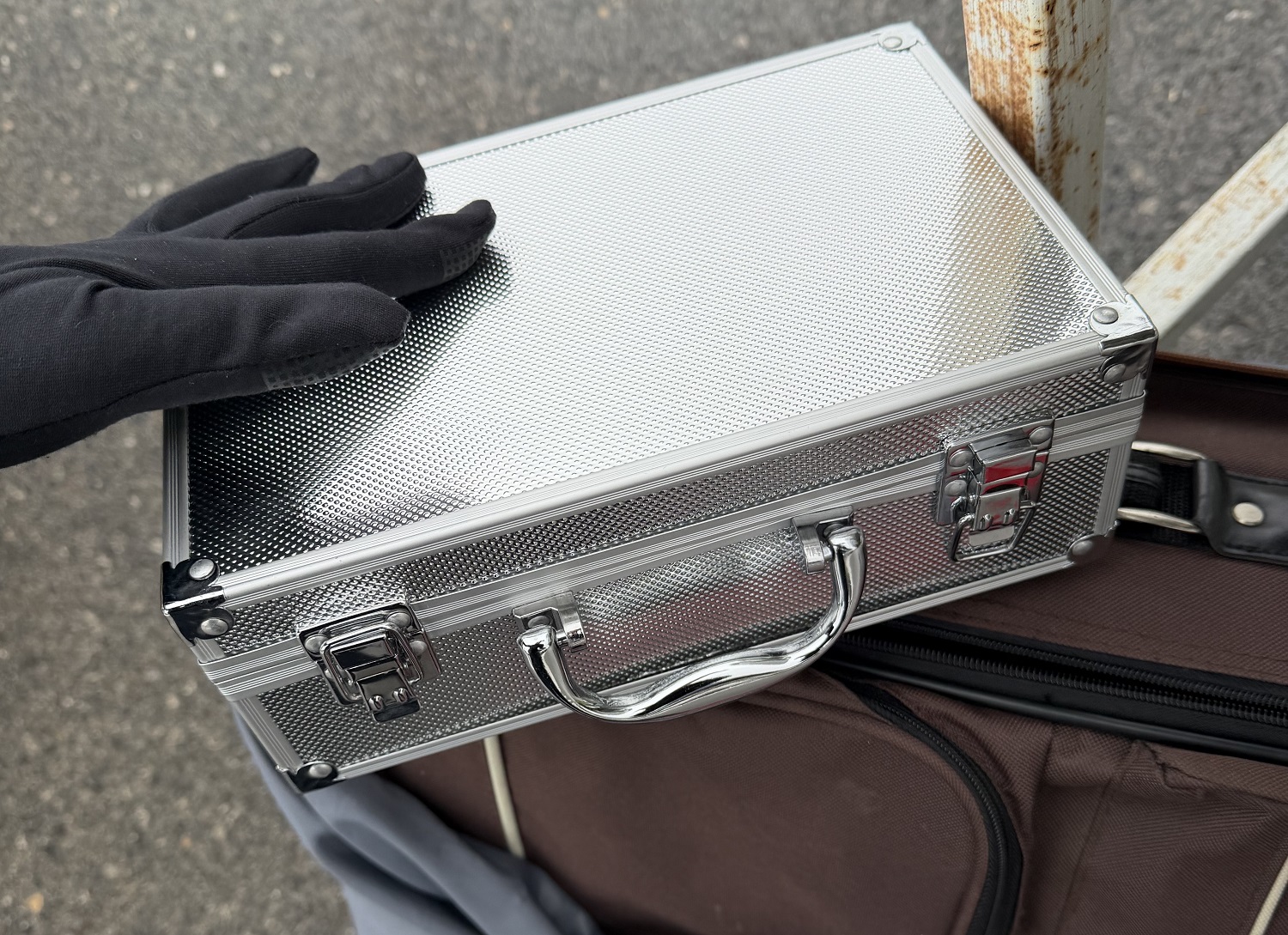 Carina sprečila šverc: U koferu za šminku pronađeno 106.000 evra i 1,7 kilograma nakita 2 Carina sprečila šverc: U koferu za šminku pronađeno 106.000 evra i 1,7 kilograma nakita 2