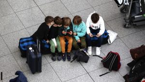 Australija je postala prva zemlja koja je zabranila korišćenje društvenih mreža mlađima od 16 godina. Odrasli to podržavaju, ali deca smatraju da je zabrana napad na njihova prava, koji će dodatno izolovati najranjivije.