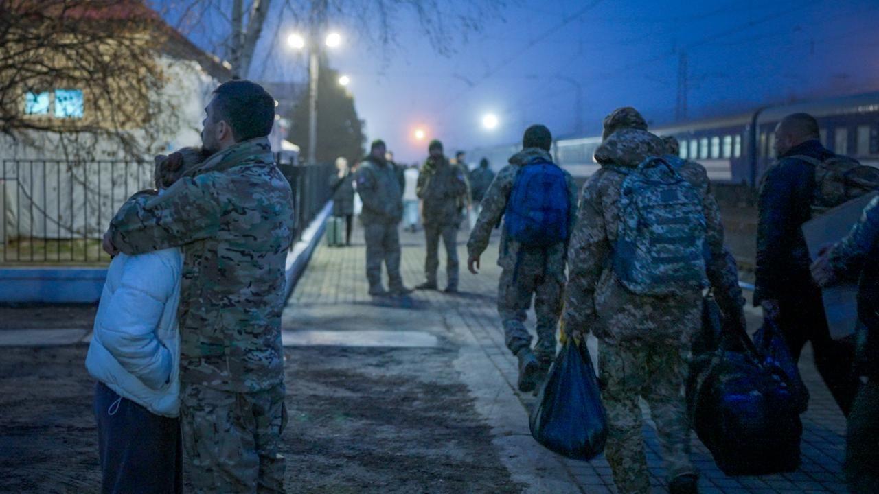 Zagrljaj para na stanici