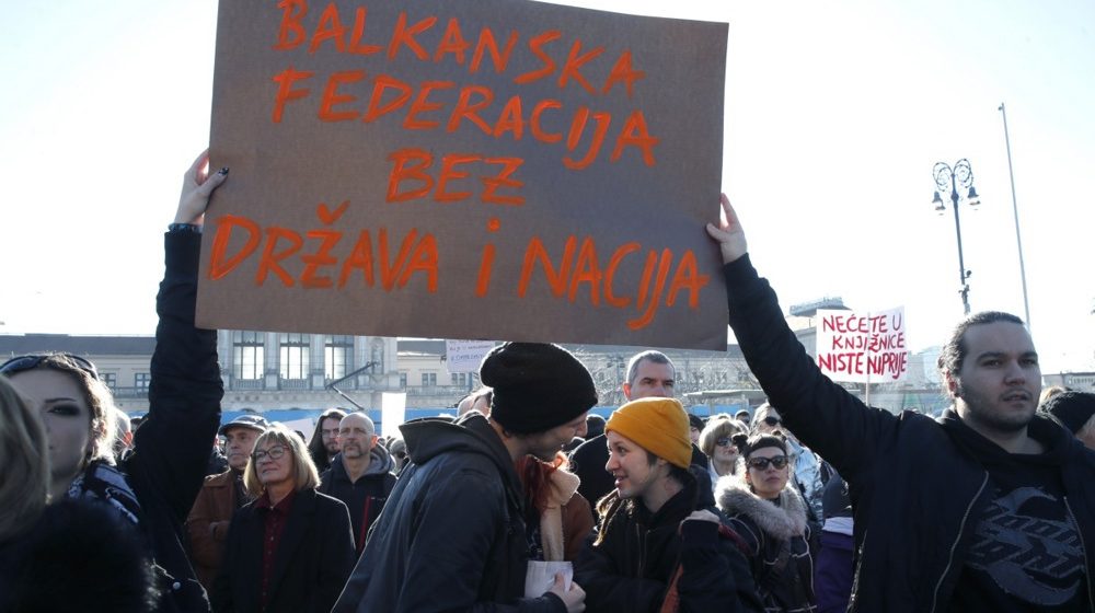 Riječka policija podnela prekršajnu prijavu protiv muškarca koji je na antifašističkom skupu nosio zastavu sa petokrakom i jugoslovenskom trobojkom 1