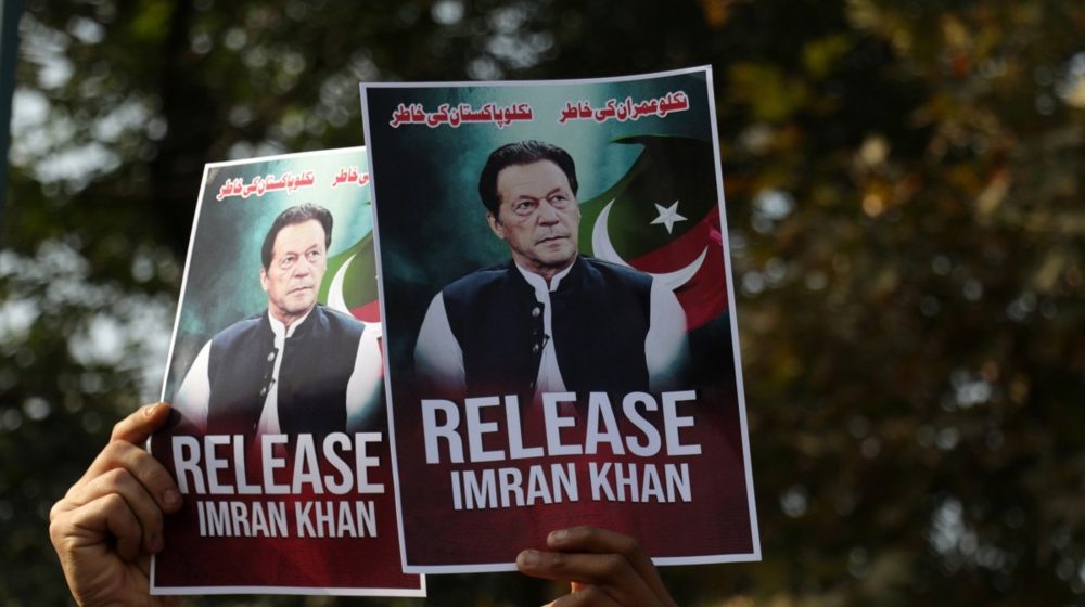 Presuda suda u Pakistanu: Bivši premijer Imran Kan i njegova supruga osuđeni na 17 godina zatvora 1